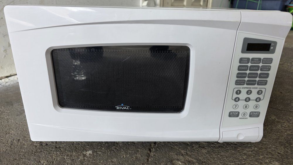 Rival 0.7 cu. ft. Compact Microwave - 700W