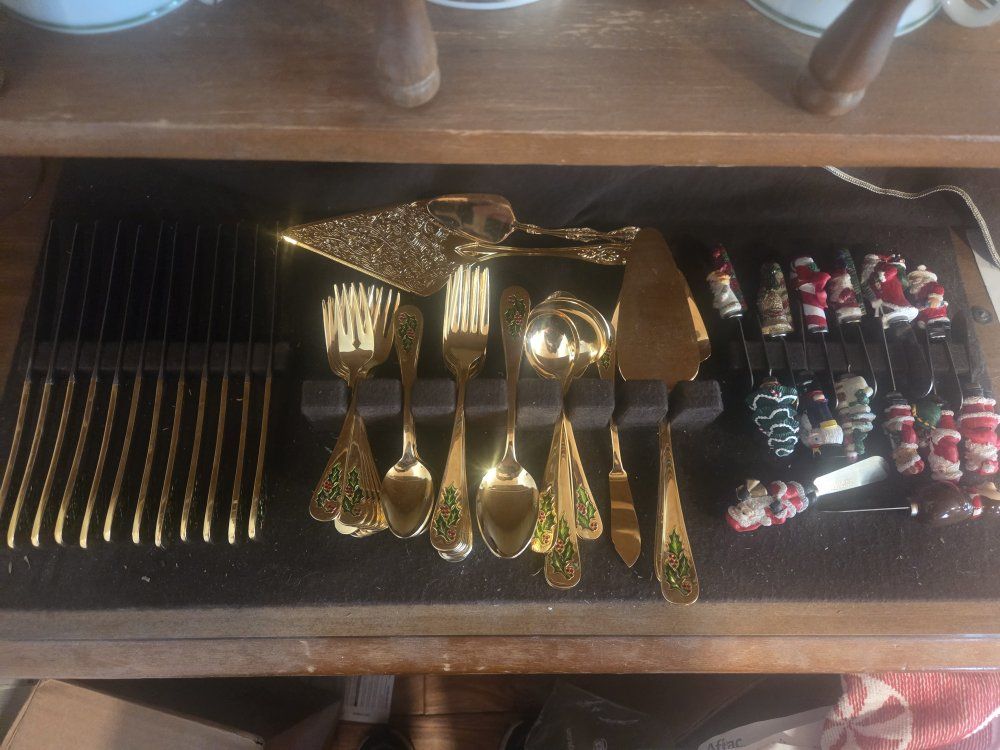Christmas Goldware Flatware Set - Holiday Utensils & Serving Pieces with Festive Handles