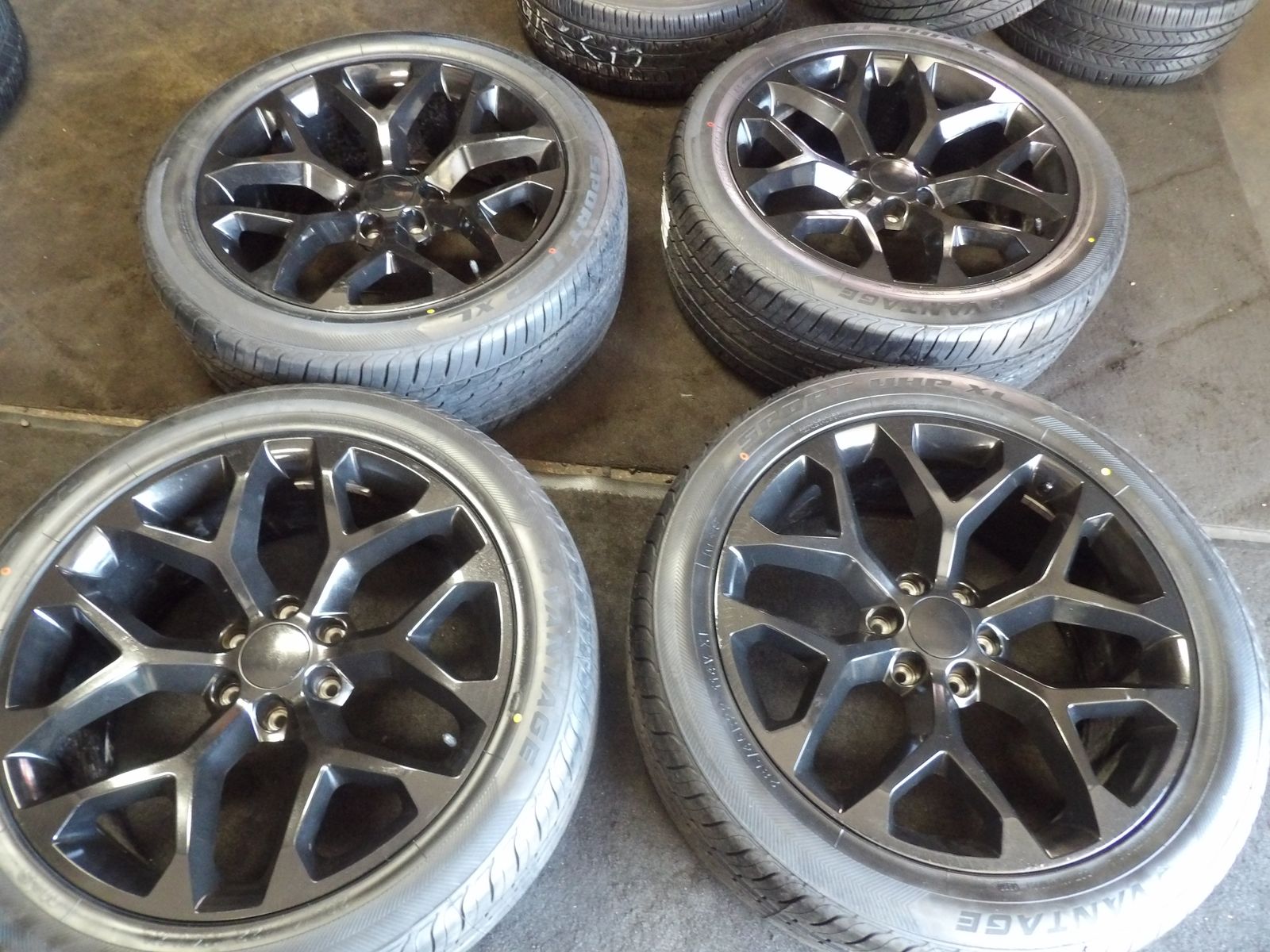 SET OF USED 22" SNOWFLADE WHEELS 6X5.5/5X139 AND TIRES 285/45R22