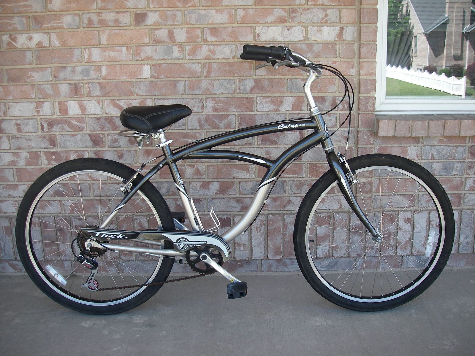 Mens 26" ALUMINUM TREK CALYPSO Cruiser Bike, Med-Large 19" Frame, 21 Speed, V-Brakes, Black / Silver ( ~ Electra Townie 7d )