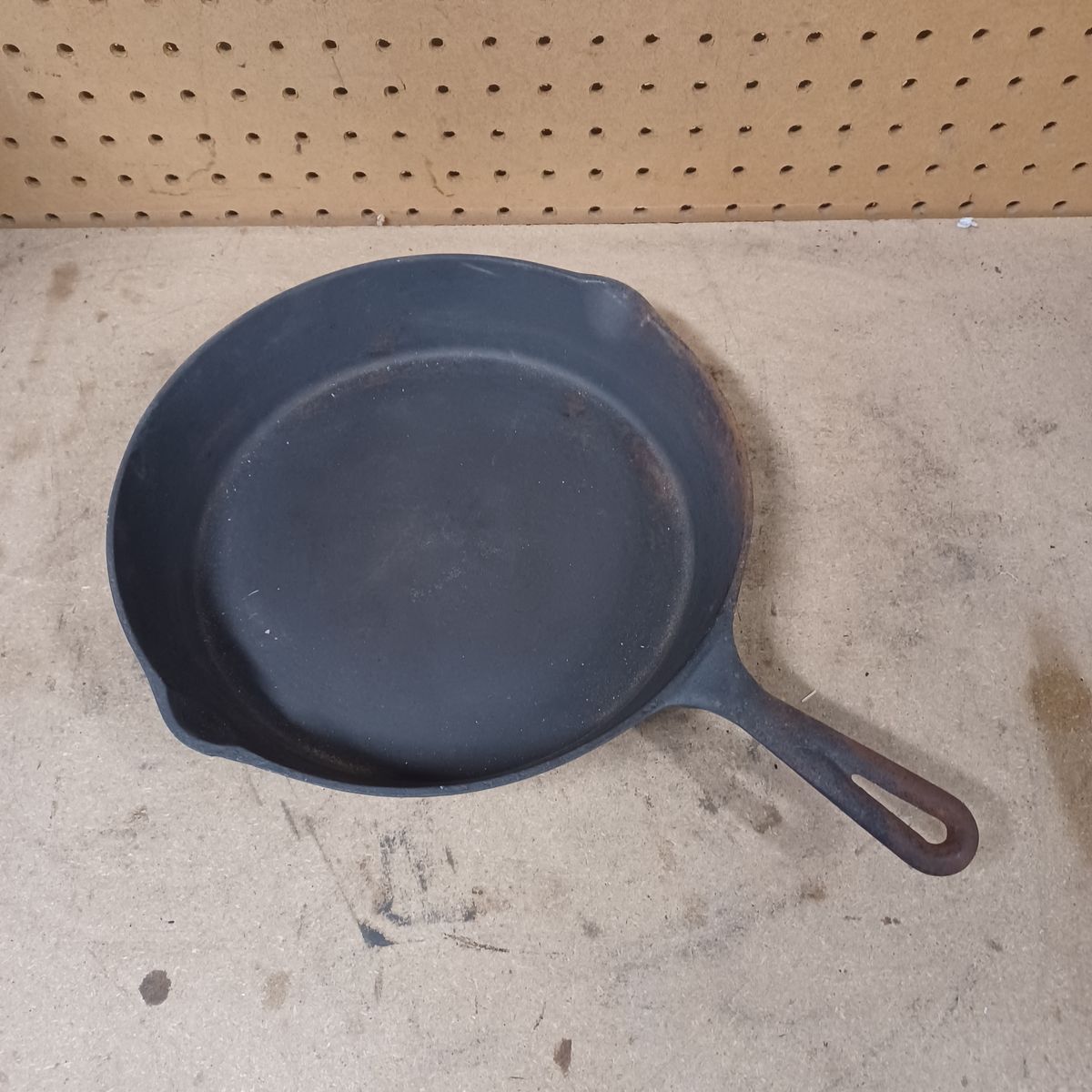 Vintage 3 notch cast iron skillet