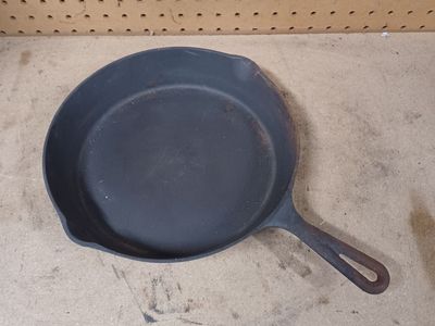 Vintage 3 notch cast iron skillet