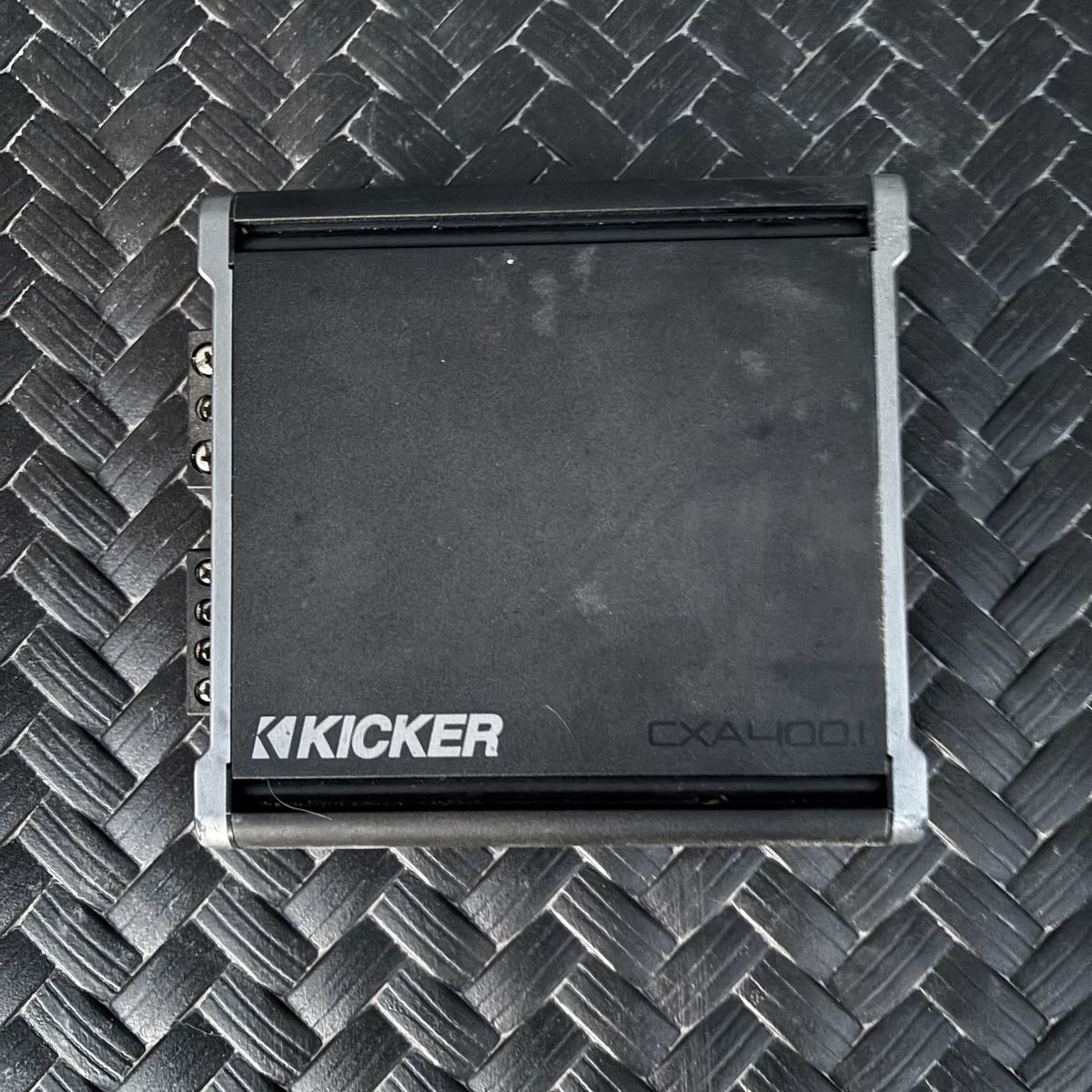 Kicker cxa400.1 400 watt 1 ohm class d amplifier great working order