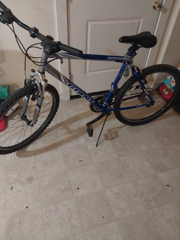 Giant Boulder Mountain Bike - Blue/Silver, Vitesse Saddle, Includes Master Lock Chain