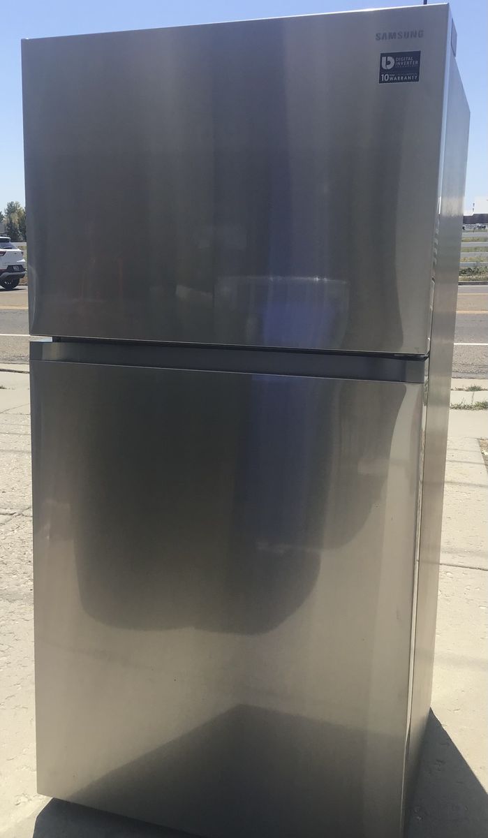 Beautiful like new. Samsung Top Freezer Refrigerator Stainless Steel with Auto Ice Maker. Includes free delivery!