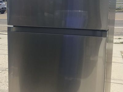 Beautiful like new. Samsung Top Freezer Refrigerator Stainless Steel with Auto Ice Maker. Includes free delivery!