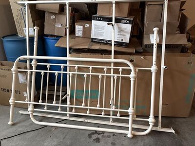 Queen Spindle Bedframe