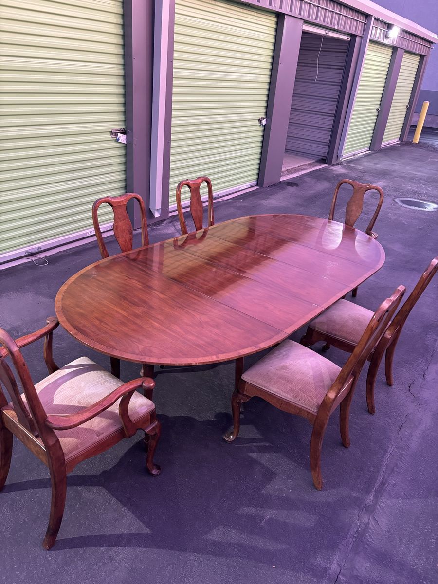 Dining Room Table & Chairs