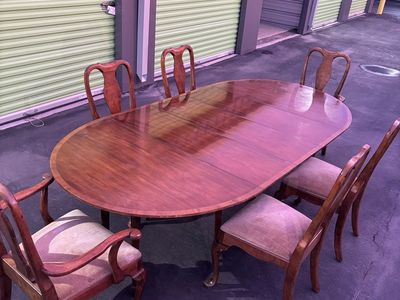 Dining Room Table & Chairs
