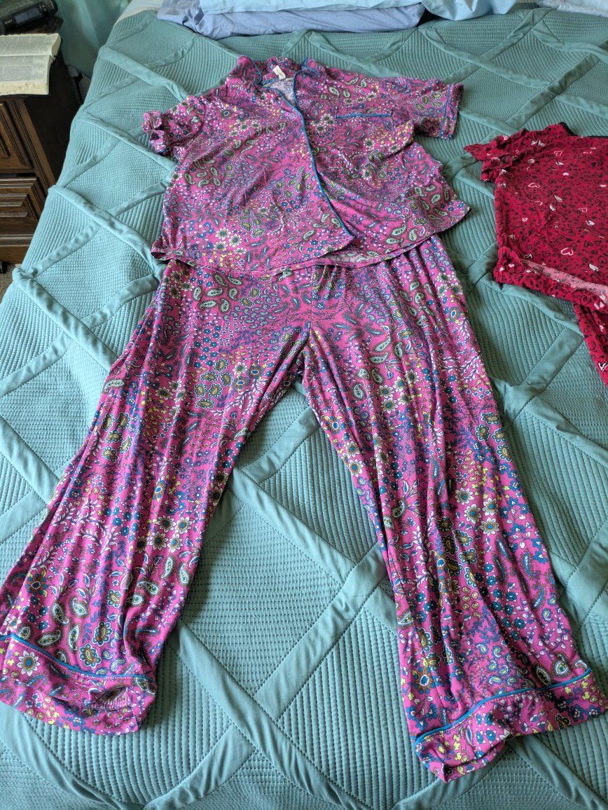 2 Women's Short Sleeve Pajama Sets W/POCKETS Size XL (16-18)