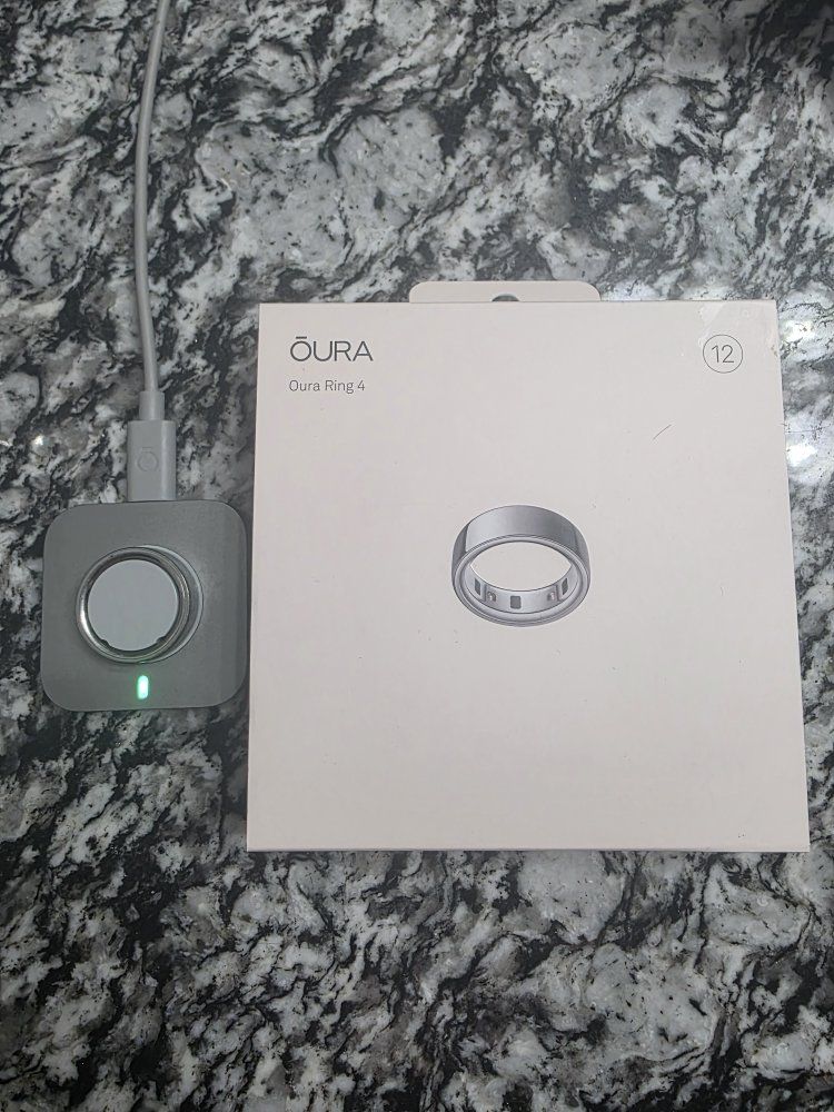 Oura Ring 4 Smart Sleep & Activity Tracker Silver - Size 12 with Charger