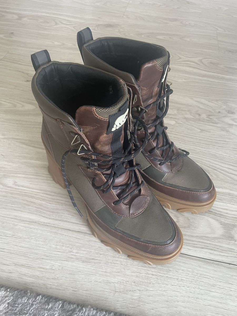 Sorel boots woman size 9.5