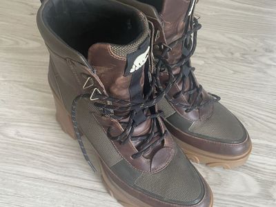 Sorel boots woman size 9.5