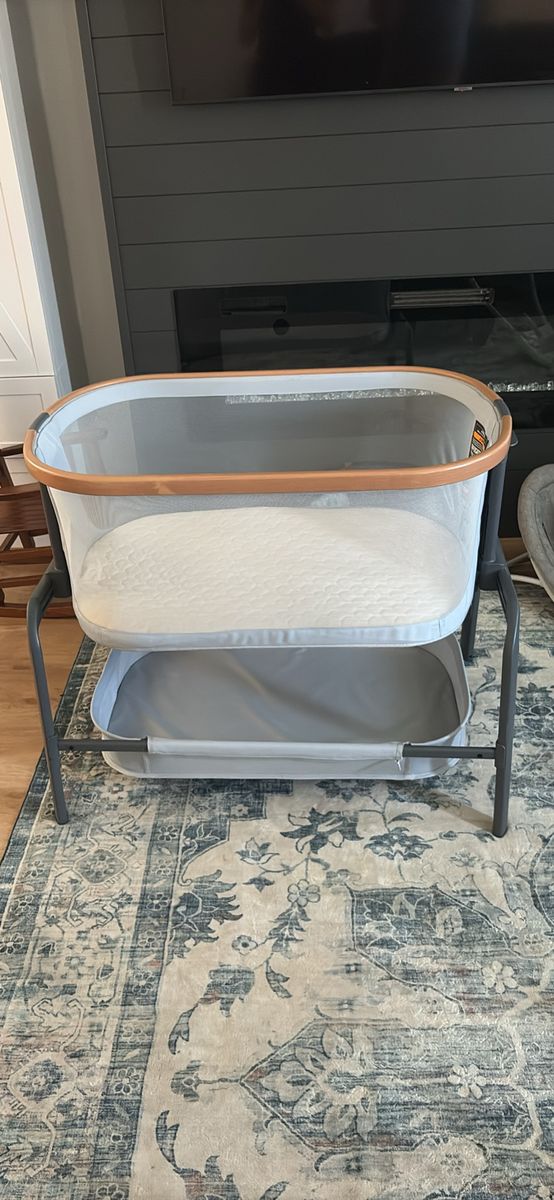 Maxi-Cosi Iora Bedside Bassinet in Grey with Wood-Look Accent