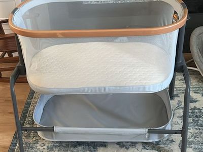 Maxi-Cosi Iora Bedside Bassinet in Grey with Wood-Look Accent