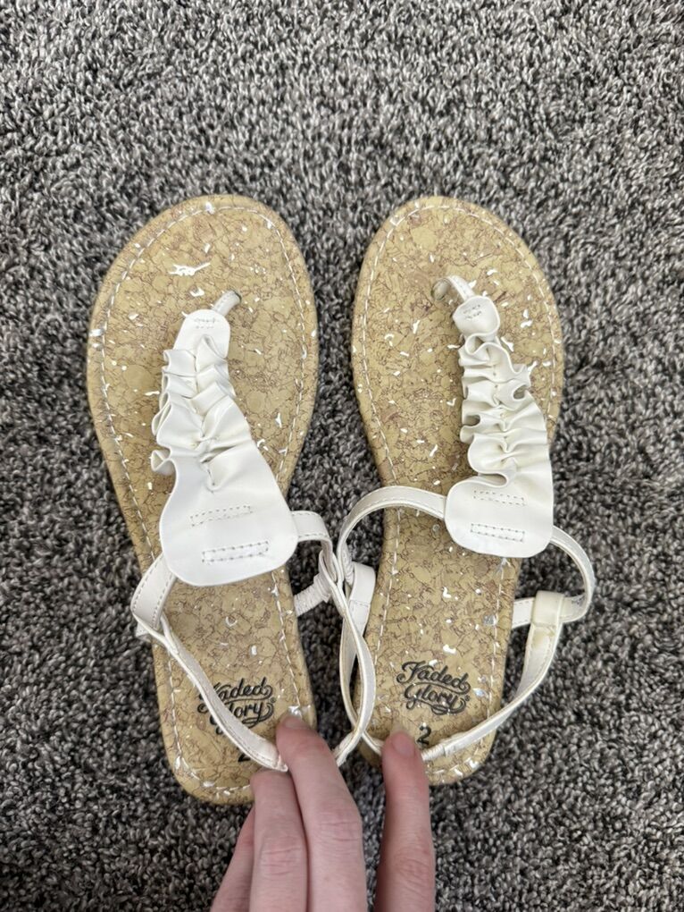 New Girl Size 2 Sandals Cream White