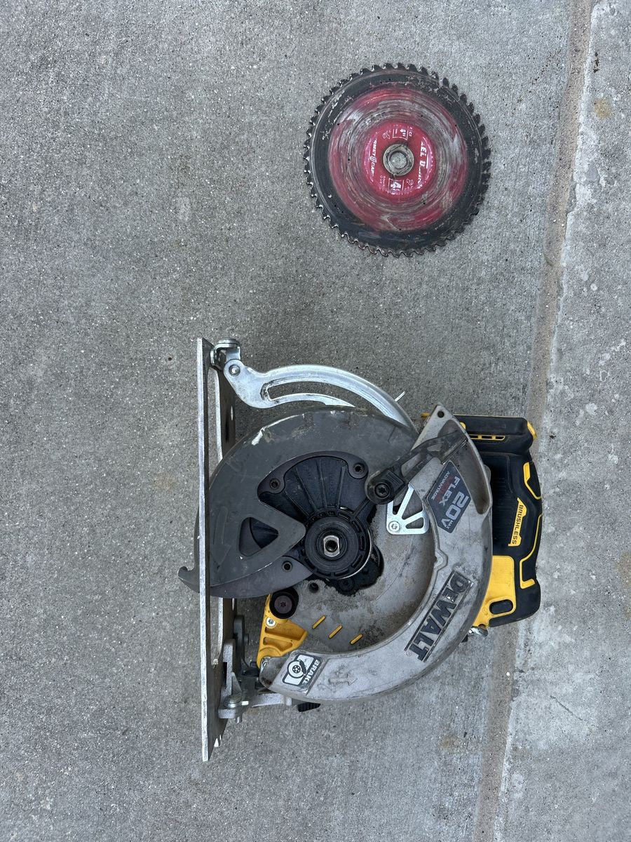 DeWalt 20V MAX FLEXVOLT Advantage Brushless Cordless Circular Saw with Saw Blade