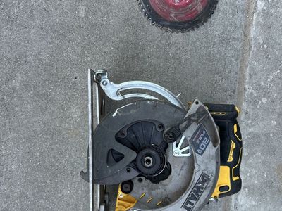 DeWalt 20V MAX FLEXVOLT Advantage Brushless Cordless Circular Saw with Saw Blade
