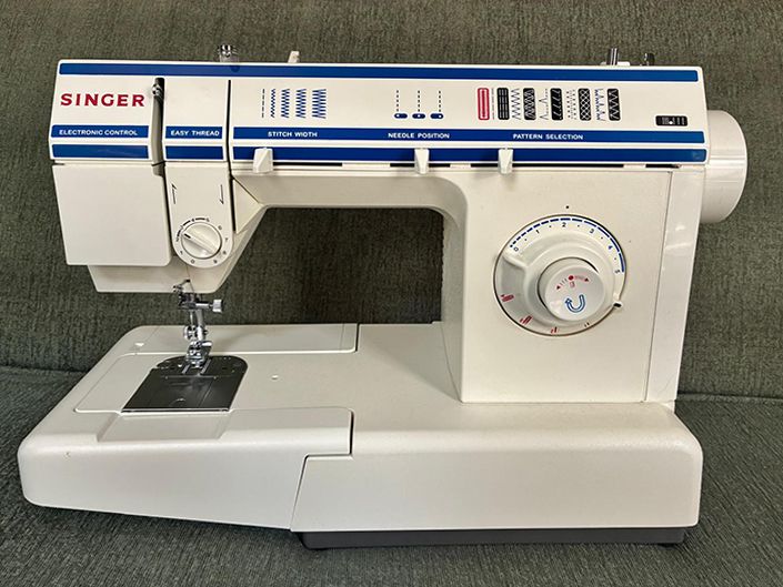Singer Sewing Machine Model 57825C w/ Foot Pedal