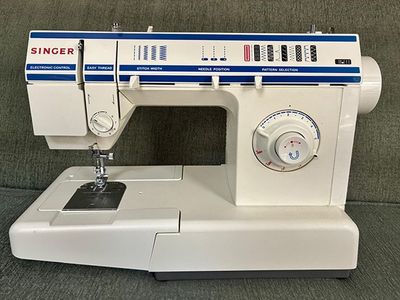 Singer Sewing Machine Model 57825C w/ Foot Pedal