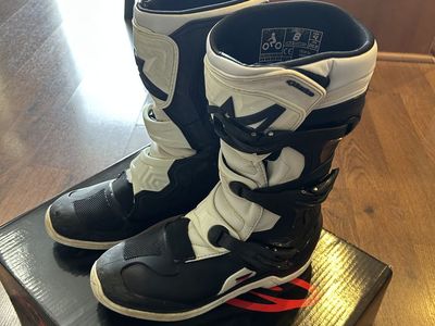 TECH 3S YOUTH BLACK WHITE Size US 8