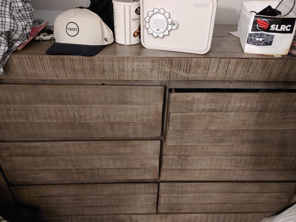 Stylish 6 Drawer Dresser.
