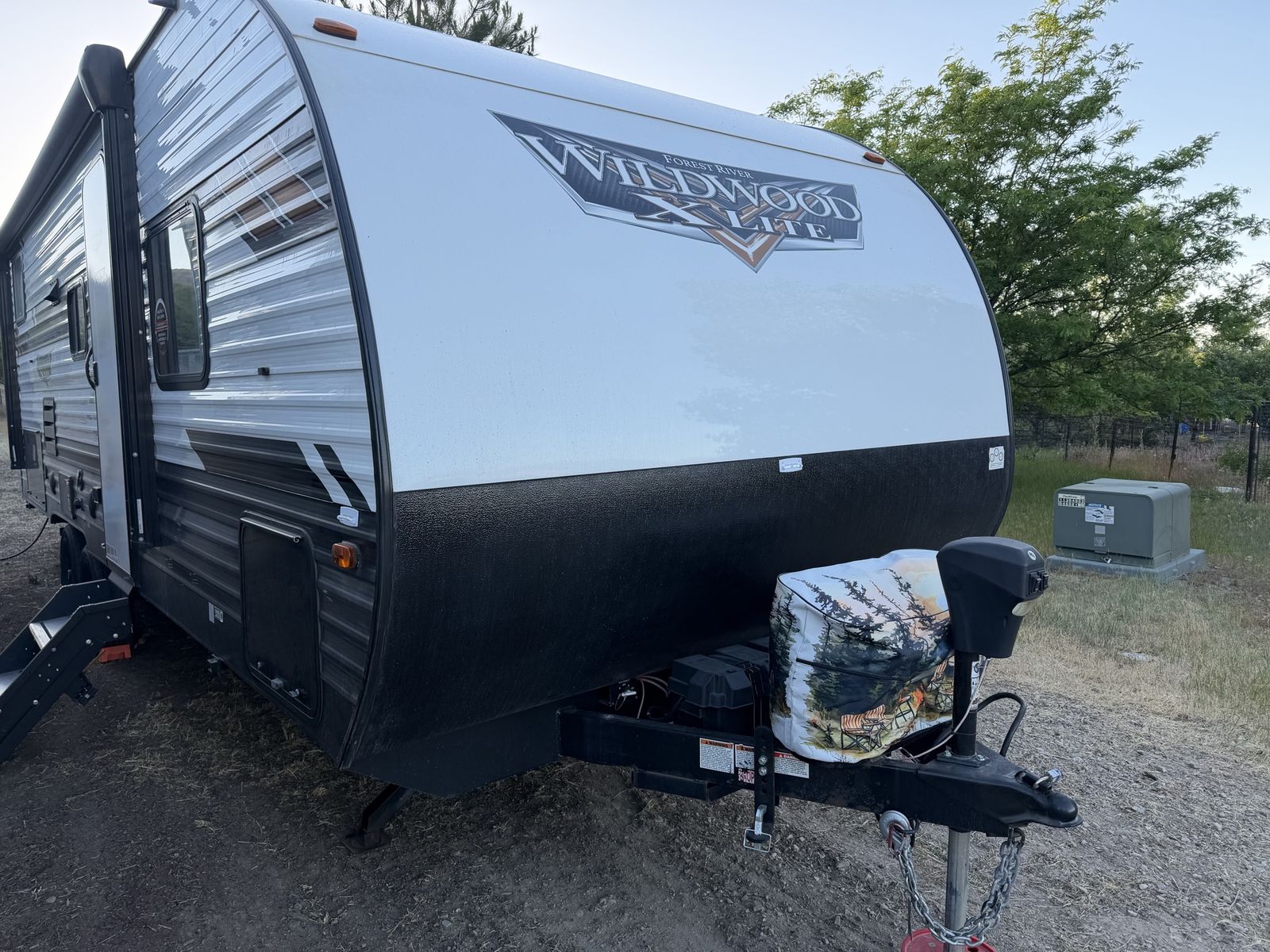2021 Forest River Wildwood X-Lite Bumper Pull Travel Trailer with Slide Out ( Like New)