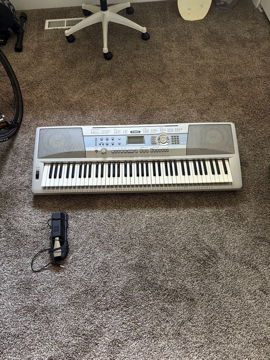 Yamaha PSR-E303 Portable Electronic Keyboard Piano 61-Key w/ Power Adapter