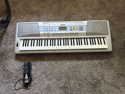Yamaha PSR-E303 Portable Electronic Keyboard Piano 61-Key w/ Power Adapter