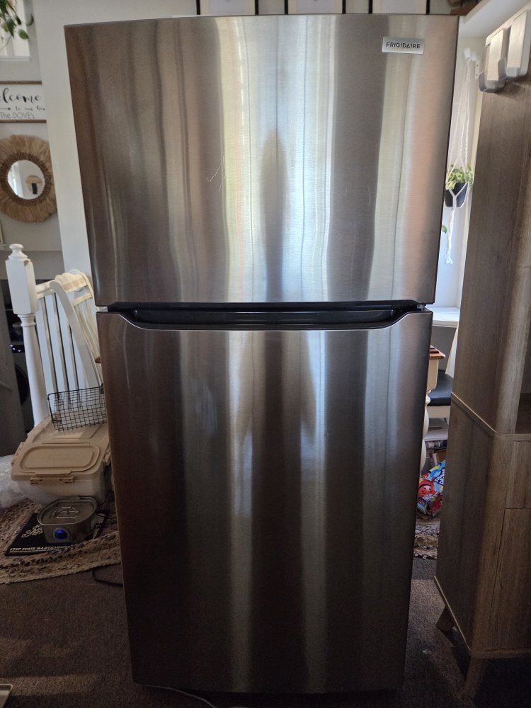 Frigidaire 18.3 cu Fridge