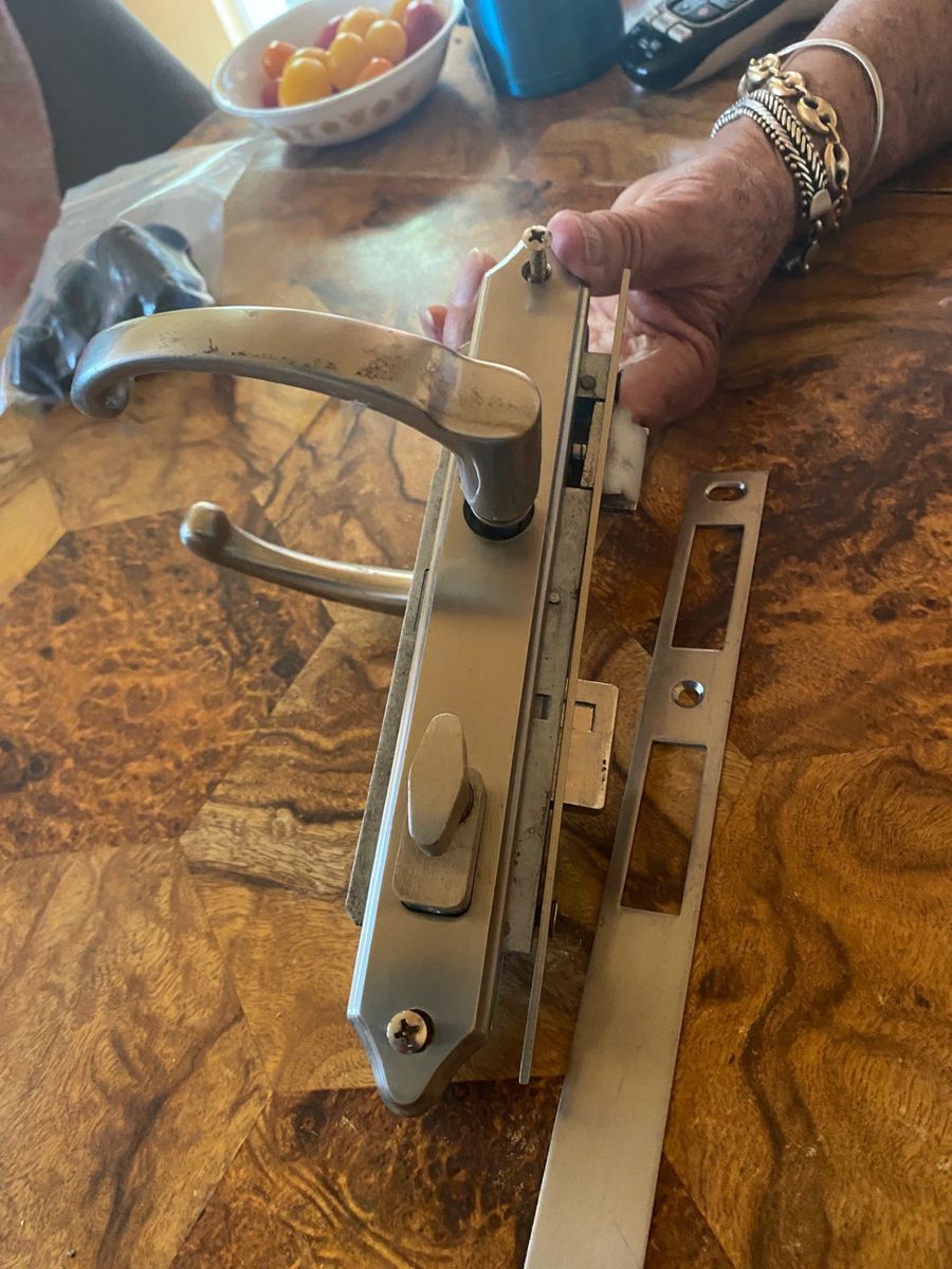 Wright storm/screen door knob