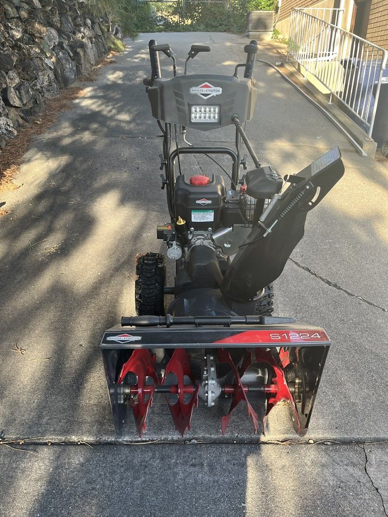 Briggs & Stratton S1224 250cc 11.50 Gross Torque Electric Start Snow Blower - Excellent Condition