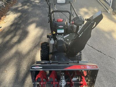 Briggs & Stratton S1224 250cc 11.50 Gross Torque Electric Start Snow Blower - Excellent Condition
