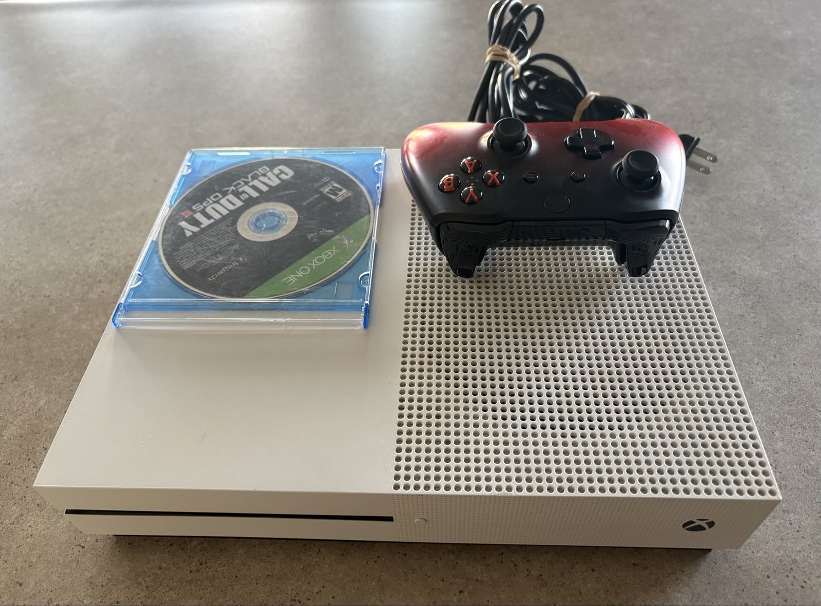Xbox One S console (500gb) and 1 game