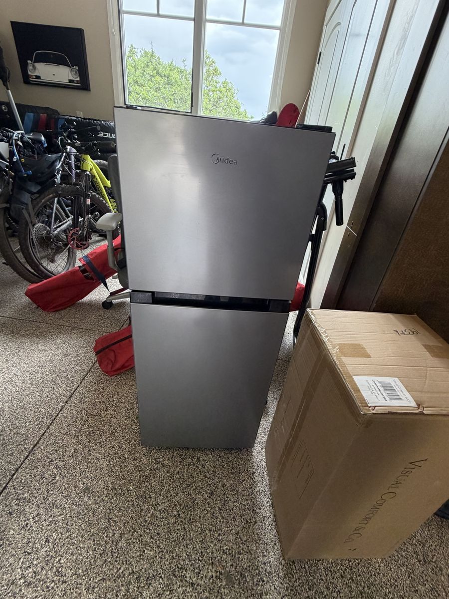 Midea Compact Refrigerator with Freezer - Silver, Excellent Condition