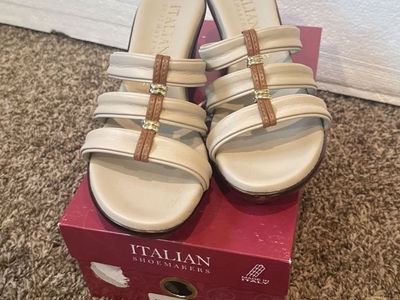 NEW Italian Shoemakers Wedge Sandal 9M Beige