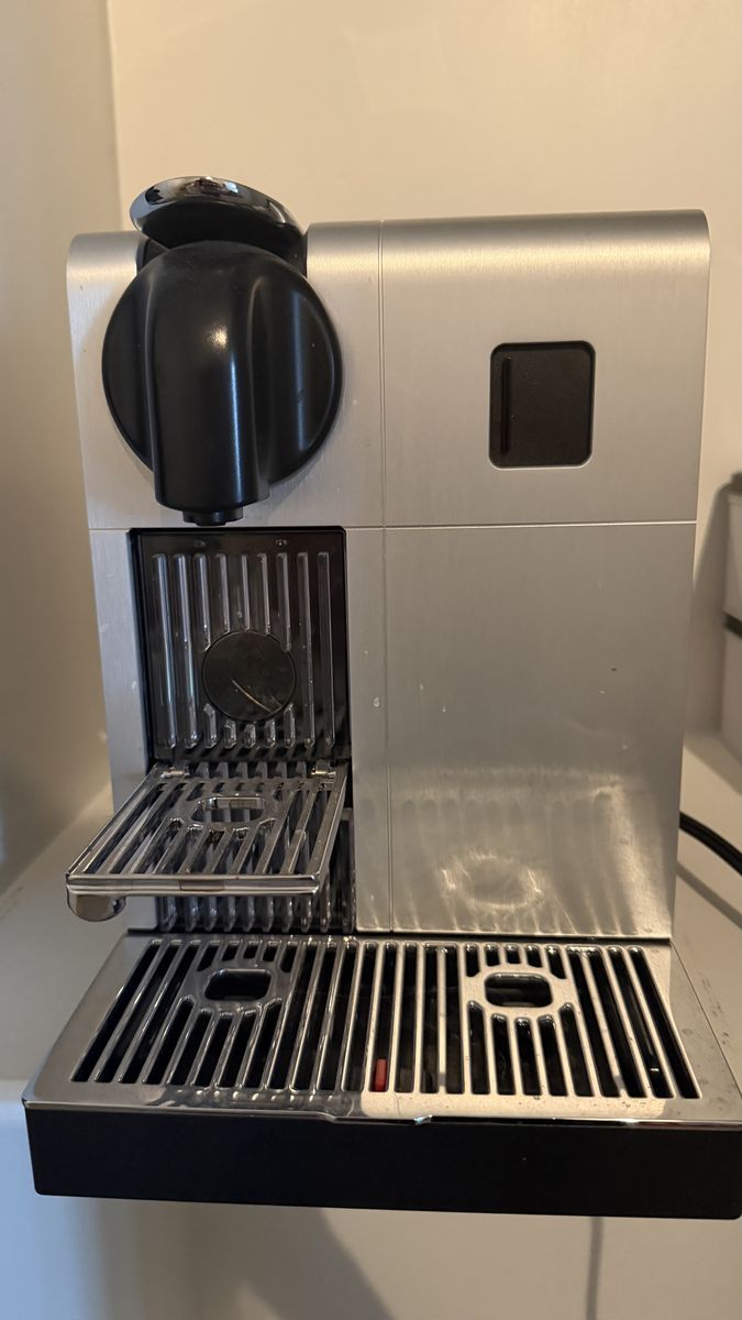 Nespresso De'Longhi Lattissima Pro + Milk Frother
