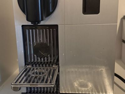 Nespresso De'Longhi Lattissima Pro + Milk Frother