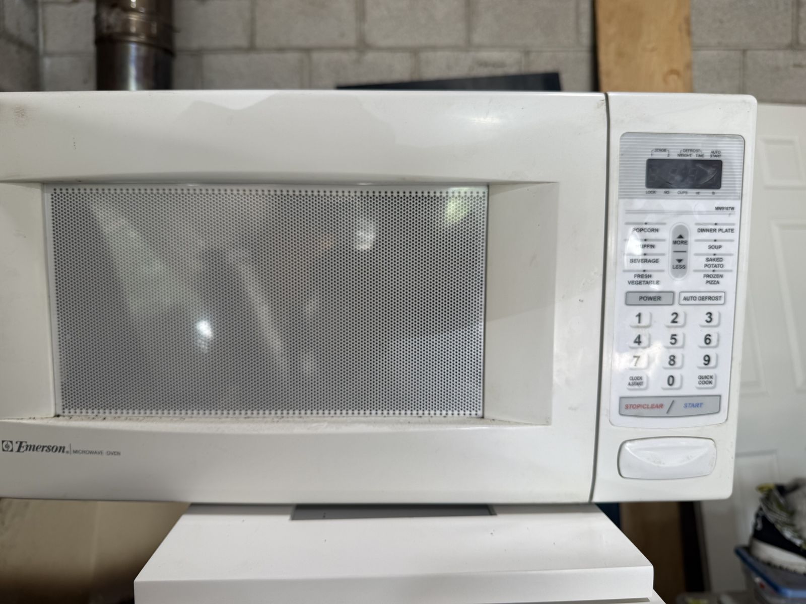 Emerson MW9117W Compact Countertop Microwave Oven - White, 1.4 KW Power