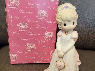 Precious Moments Figurine – “Your Love Fills My Heart”
