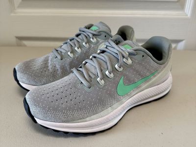 Women’s 8 Nike Air Zoom Vomero 13 Sneakers Shoes