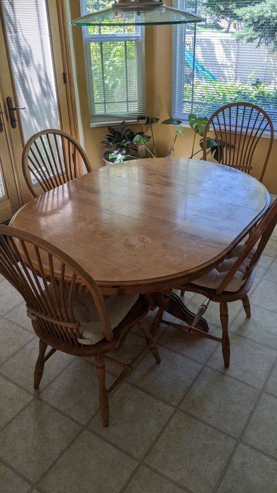 Oak Round Pedestal Dining Table with 4 matching chairs