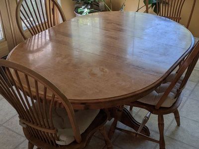 Oak Round Pedestal Dining Table with 4 matching chairs
