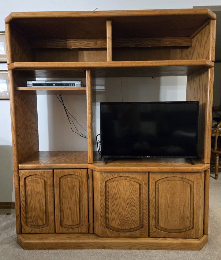 Beautiful Lrg Oak Entertainment Center