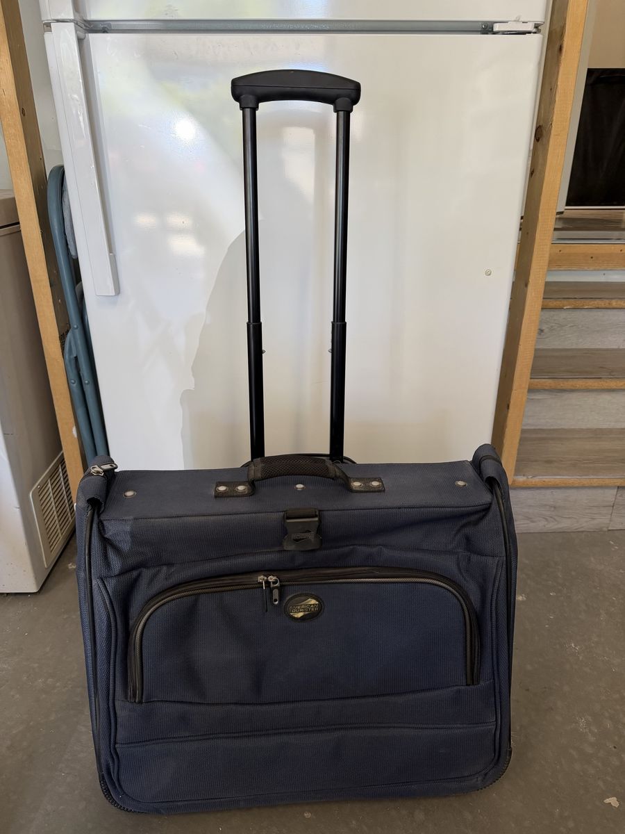 Rolling garment bag