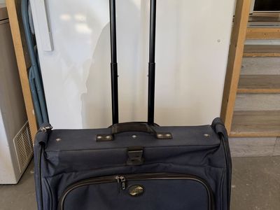 Rolling garment bag