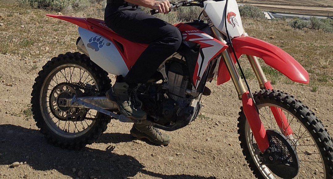 Honda CRF 450R Dirt Bike - Red, Used, Well-Maintained Off-Road Motorcycle