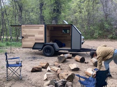 Off-road camp trailer