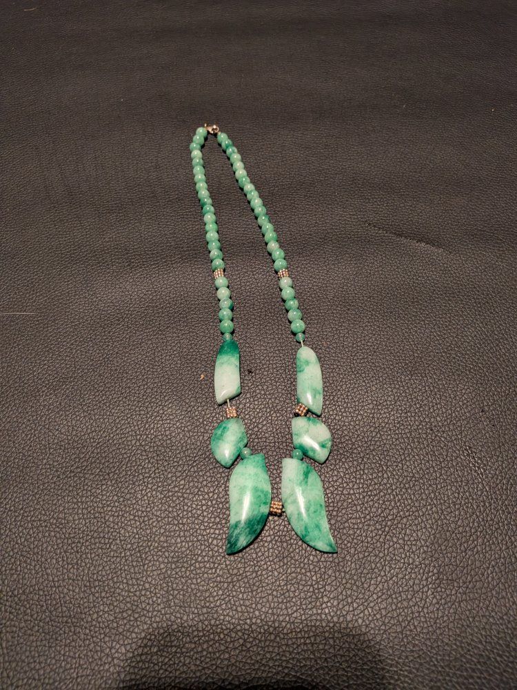 Green Jade Beaded Necklace with Leaf-Shaped Stone Pendants