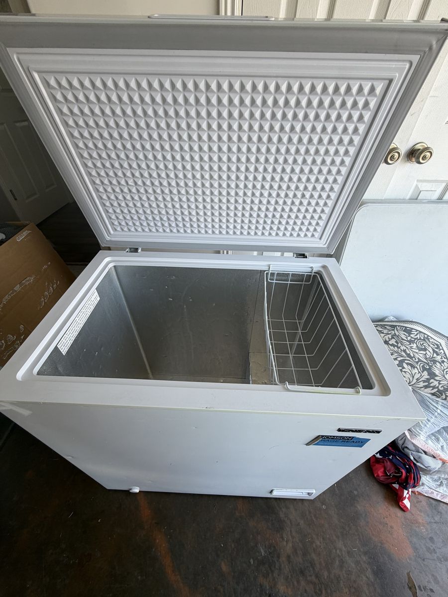 Thomson Garage Ready White Chest Freezer with Wire Storage Basket
